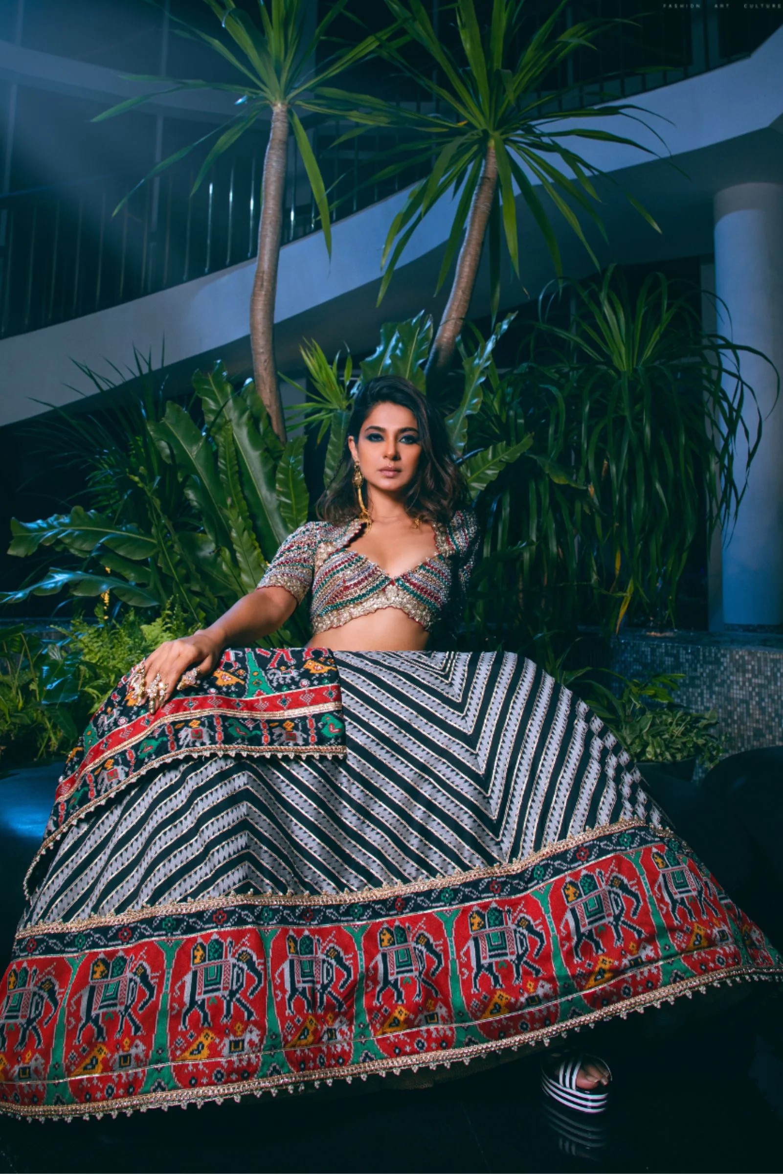 Jennifer Winget in Black and White Abstract Chevron Patola Woven Silk Lehenga - Image 3