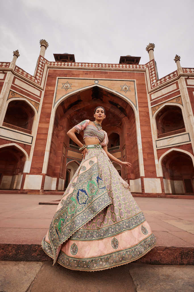 Powder pink Bandhani Banarasi Lehenga - Image 3